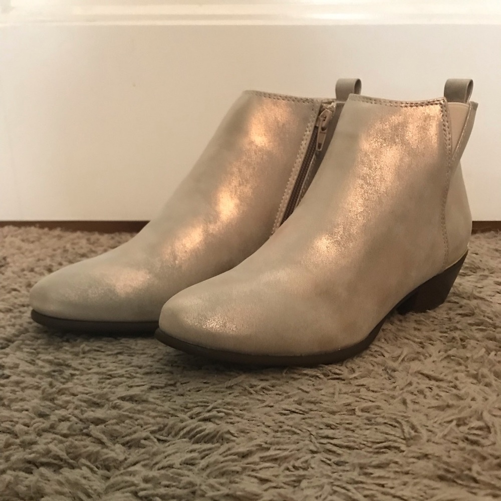 NWOB light gray/tan booties w/ rose gold sheen 10